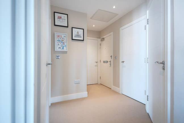 Luxury top floor flat with balcony Main Photo