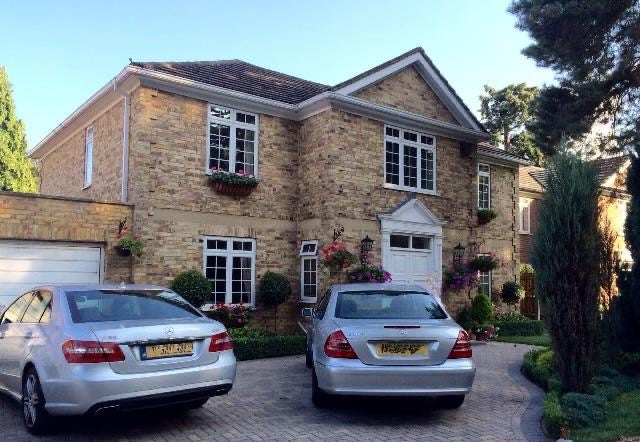 Double bedroom in Weybridge home  Main Photo