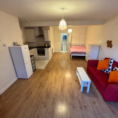 Huge Studio Flat - Steps from Southgate Station Main Photo