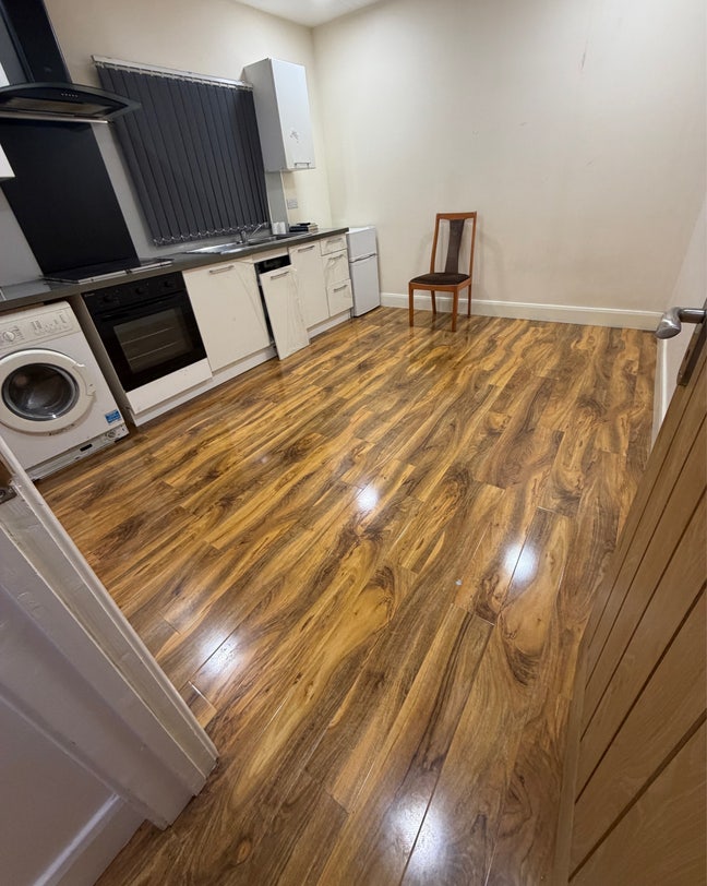 1 Bed Flat (independent 1 bed top floor flat)  Main Photo