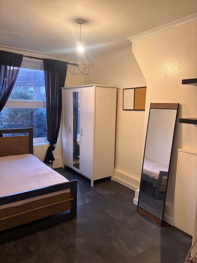 Female Only Accommodation – Central location Main Photo