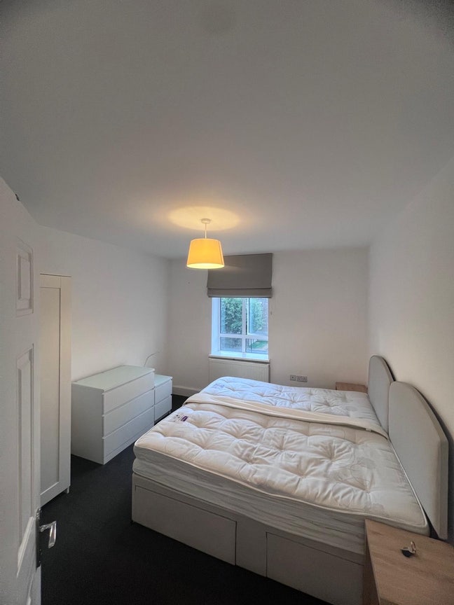 Large double room with private bathroom Main Photo