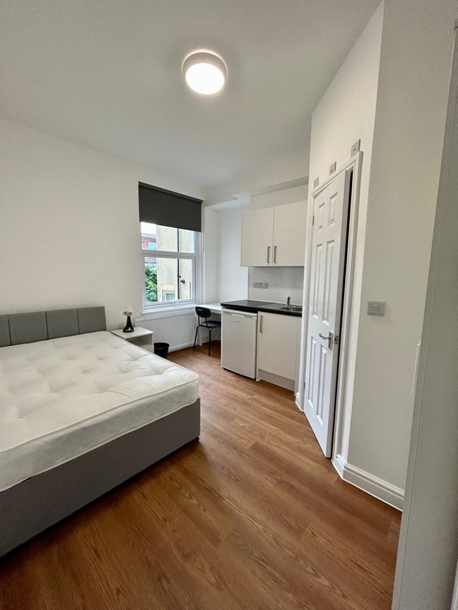 Modern Studio-Style En-Suite Room Main Photo