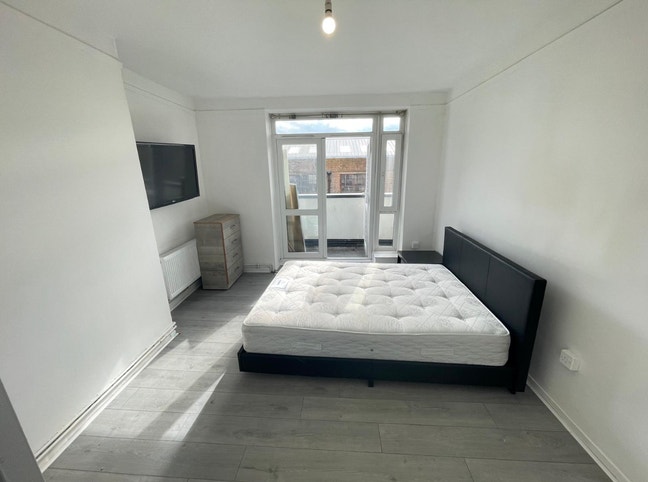 Bright Double Room With Private Balcony In E3  Main Photo