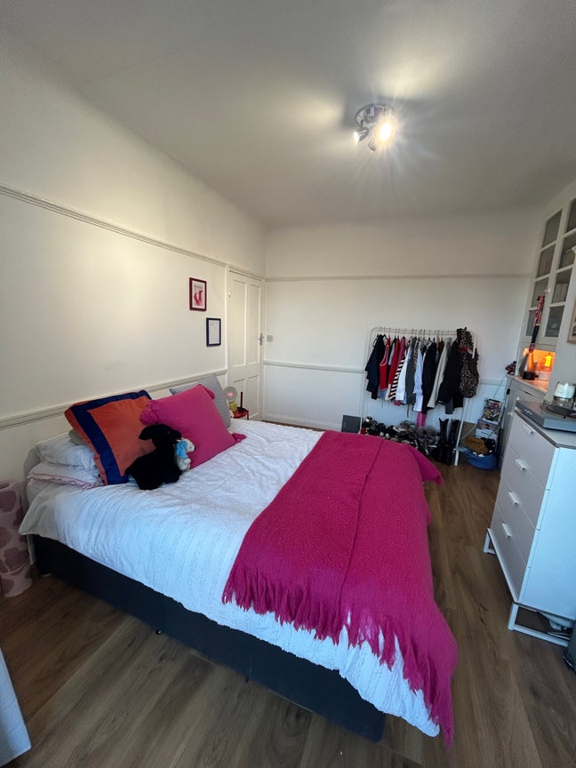Spacious bright double bed available 3rd March Main Photo