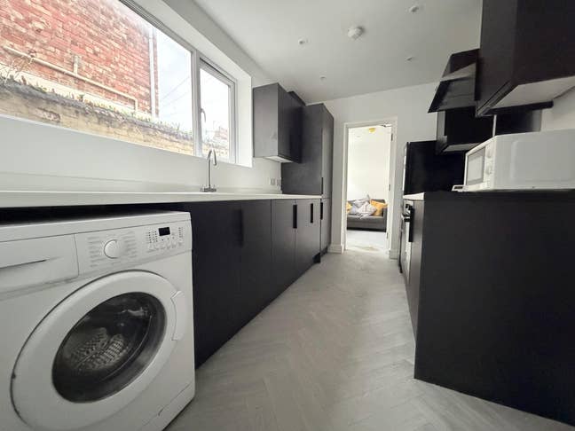 En-Suite Rooms All Bills Included & Furnished!! Main Photo