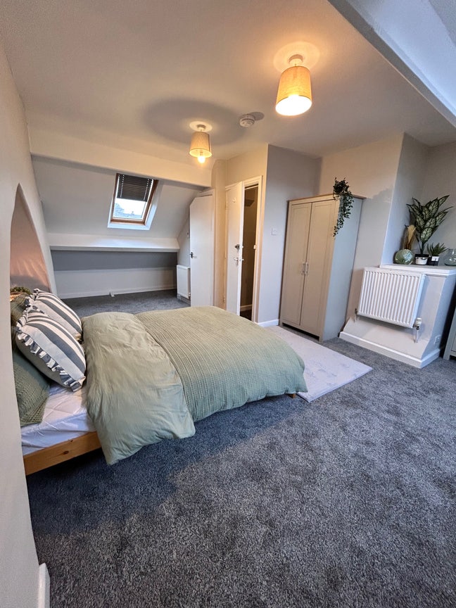 Best Location - Professional, Quiet Ensuite Rooms  Main Photo