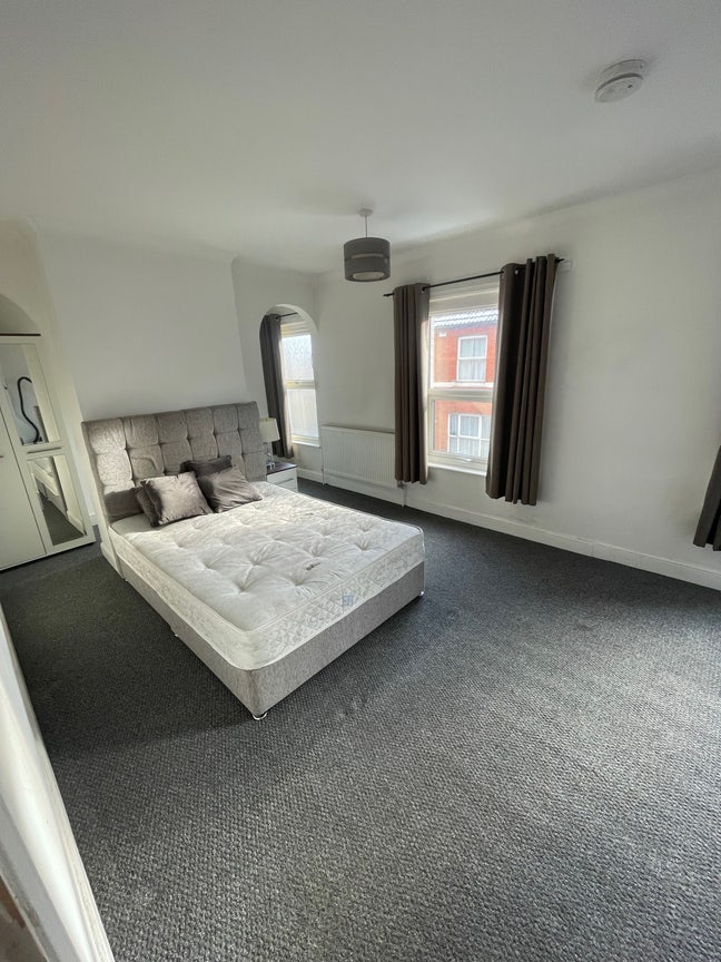 Large Double Bedroom Available Now - Kettering  Main Photo