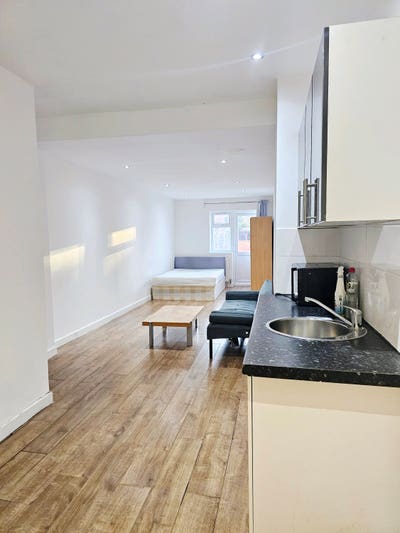 Refurbished: Super Size Studio: All Bills Inc Main Photo