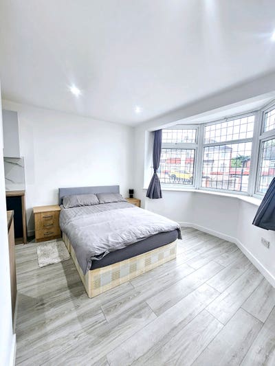 Newly Refurbished: Bedsit Studio: All Bills inc  Main Photo