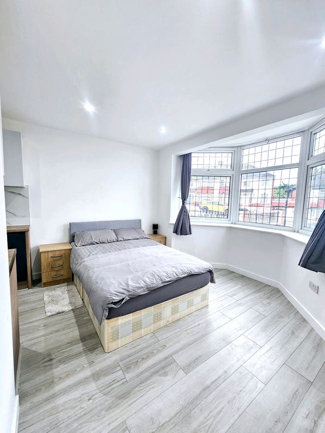 Newly Refurbished: Bedsit Studio: All Bills inc  Main Photo