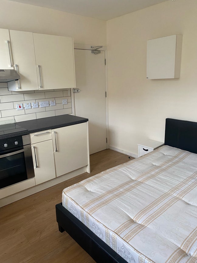 Spacious studio for rent in Camden Main Photo