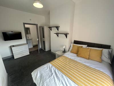 🚨En Suite Available Now🚨 Main Photo