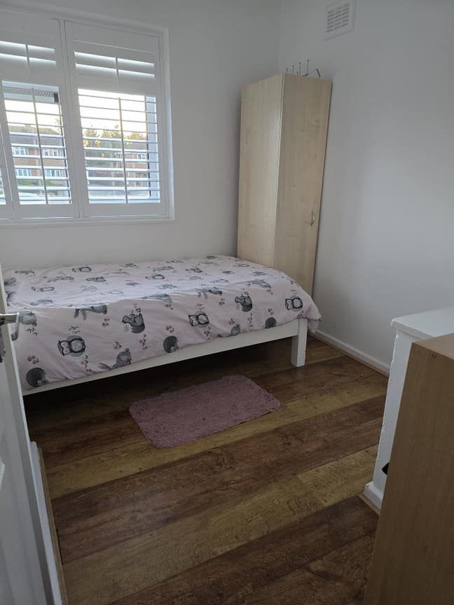 A clean quite room for a female Main Photo