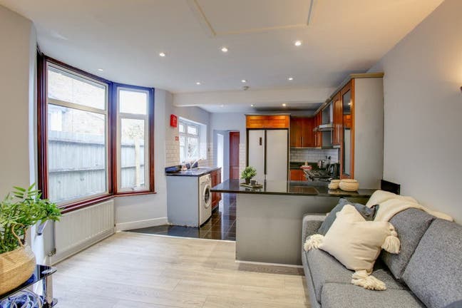 Double Bedroom With Garden Access In W7 Main Photo