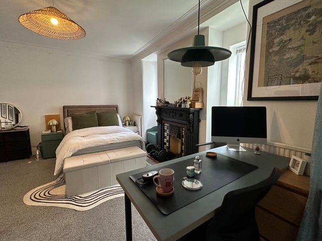 Large bedroom in stunning house share  Main Photo