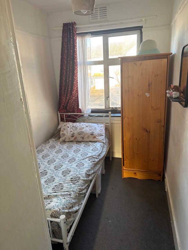 Box room available for single girl Main Photo