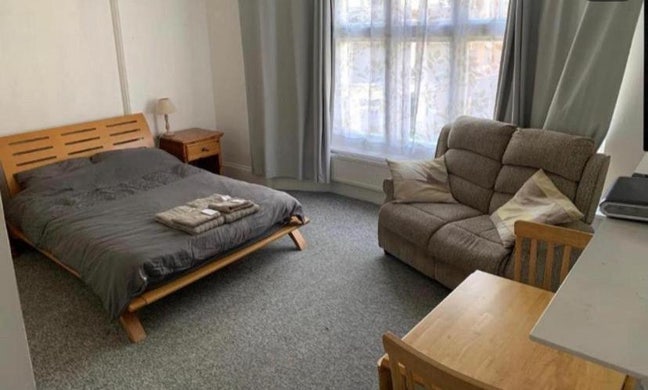 Town centre studio apartment  Main Photo