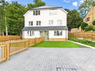 En-Suite Double Room - Brambletye Park Road, RH1 Main Photo