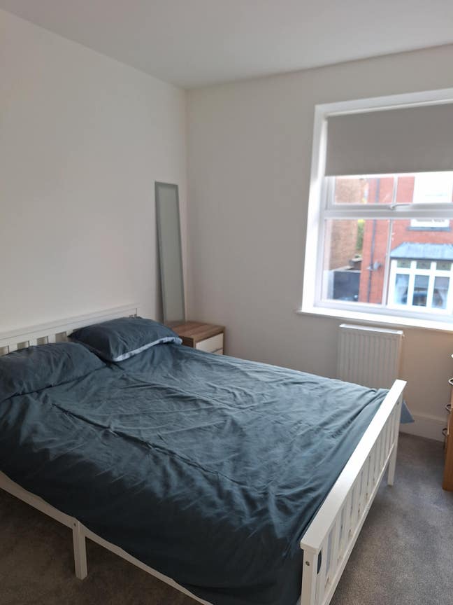 Large double room to rent close to town centre and Main Photo
