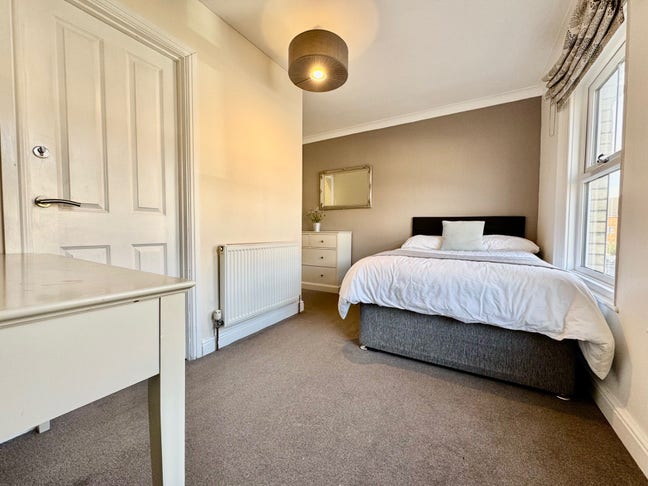 X2 Elegant Rooms, Sharing 1 Private Bathroom... Main Photo