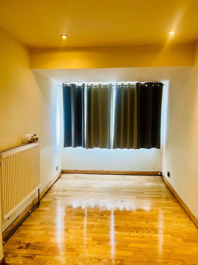 5 Bedrooms & 3 bathrooms at Chigwell  Main Photo