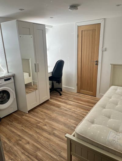 Newly refurbished studio to rent  Main Photo
