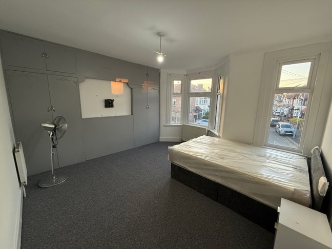 Large double room off the drive  Main Photo