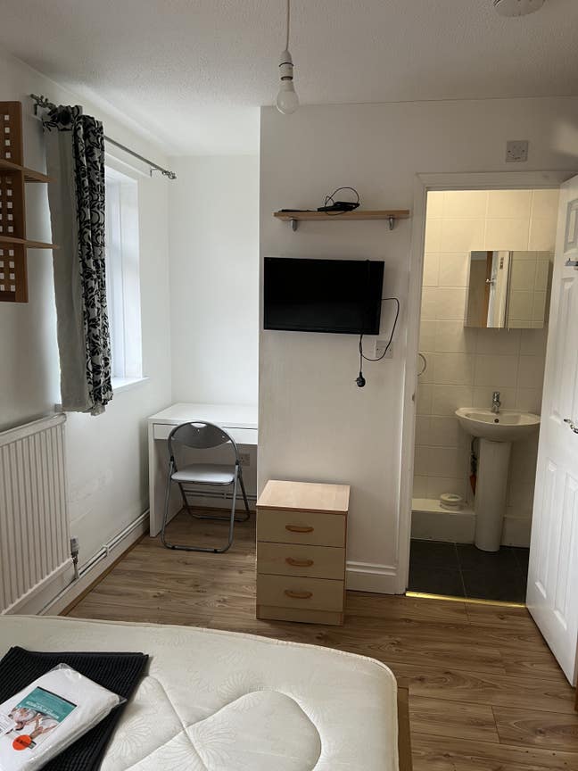 &pound;900 pcm Room with ensuite a quite shared house  Main Photo