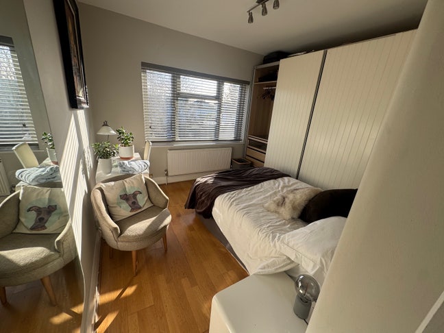 Large Double Room ( Femaies preferred )  Main Photo