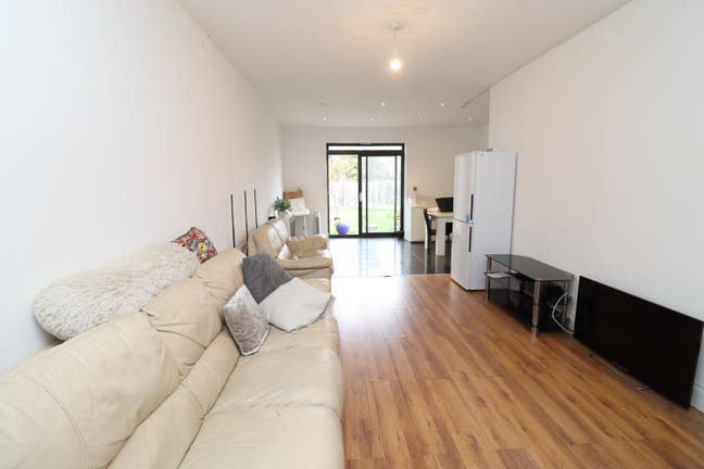 Double Room- Shared Living Room/ Garden Main Photo