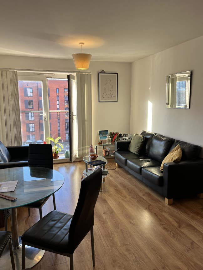 Ensuite Room in All-Girls Flat(M5) – Bills include Main Photo