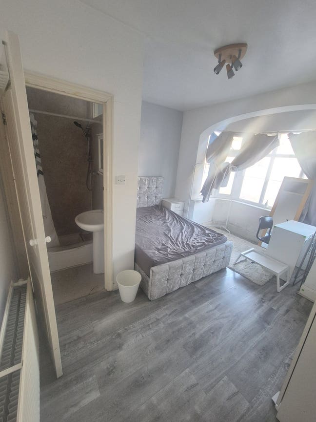 Ensuite  room - All bills inc - free parking  Main Photo