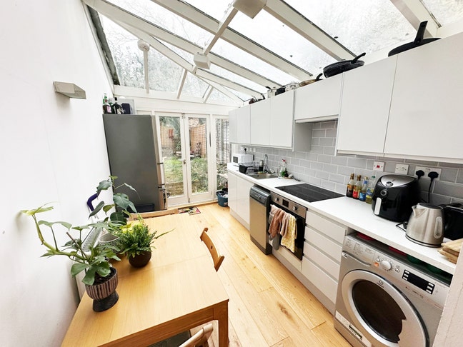 A modern 3 bed flat is located in Islington, N7 Main Photo