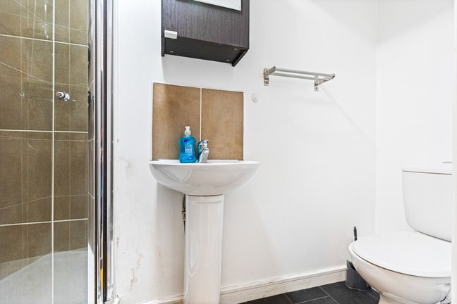 Bright Double Ensuite w/ Bay Window – CV1 Main Photo