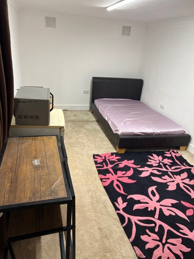Large Double Room at Bangladeshi Family Home Main Photo