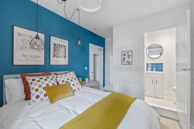 Dockyard living - beautiful ensuite double room! Main Photo