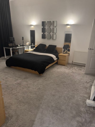 Master bedroom  huge king size double bedroom Main Photo