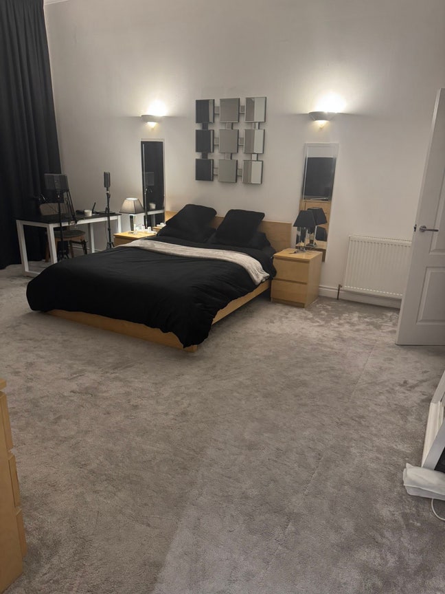 Beautiful spacious, huge double bedroom Main Photo