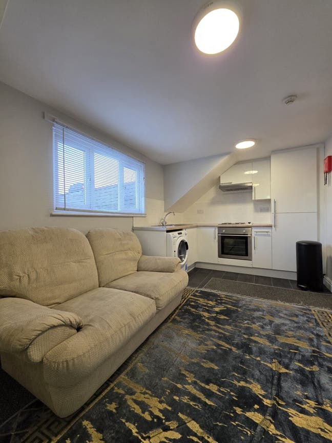 1-Bed Flat on Whitchurch Road - Bills Included! Main Photo