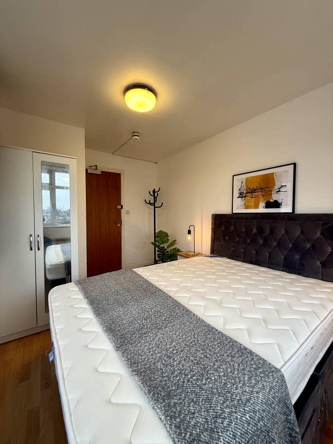 Naturally lit 180 degree windows + refurbed Main Photo