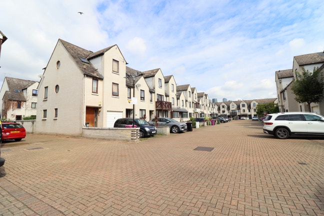 Zone 2 Cosy Riverside Double Bed/ Isle of Dogs Main Photo