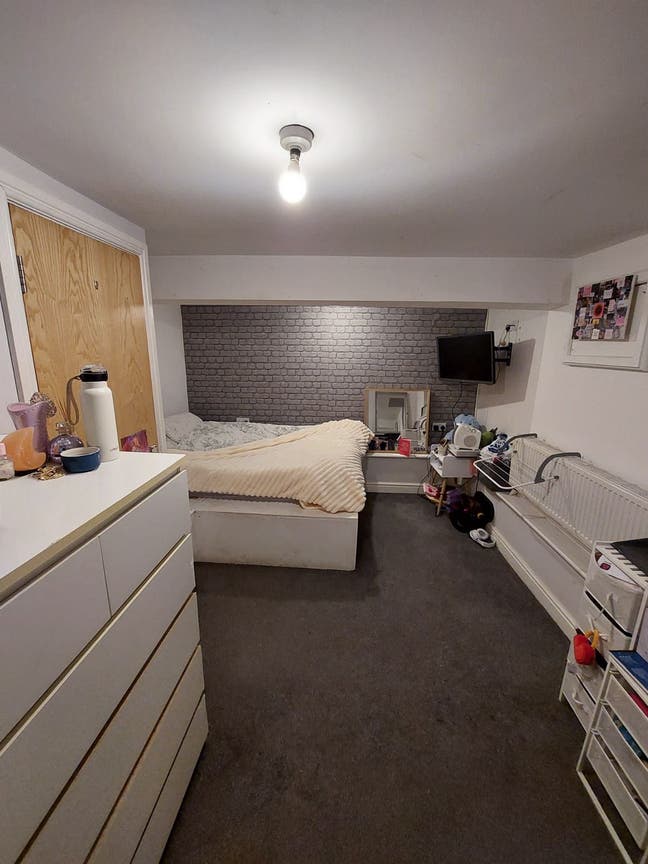 Bedroom in friendly houseshare Main Photo