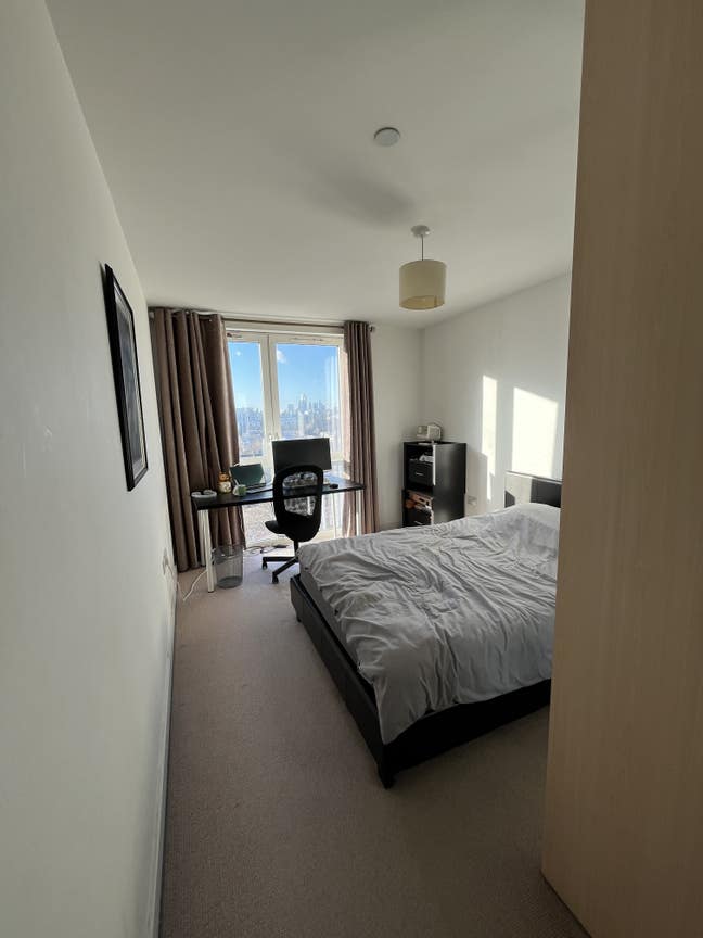 Modern en-suite bedroom near Canary Wharf Main Photo