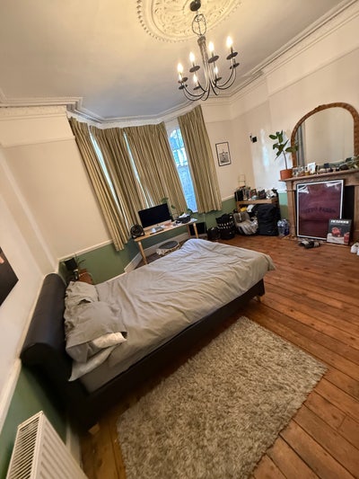 Large front bedroom in beautiful from floor flat   Main Photo