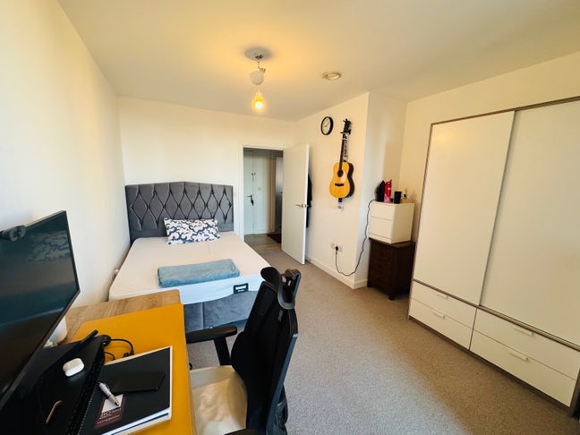 Furnished Double Room | Gym, 24x7 Concierge Main Photo