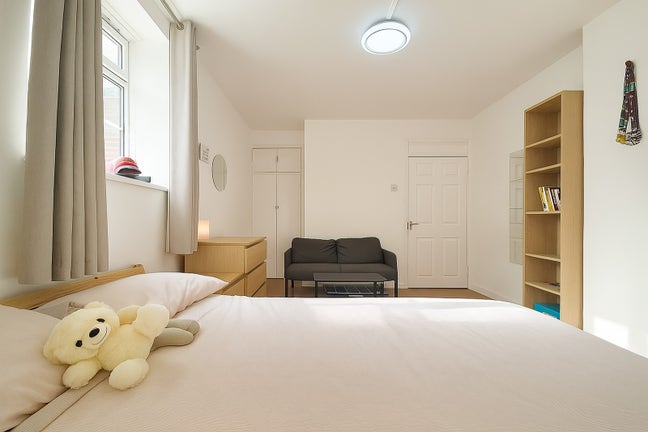 Large Double Room in all Female Flat  Main Photo