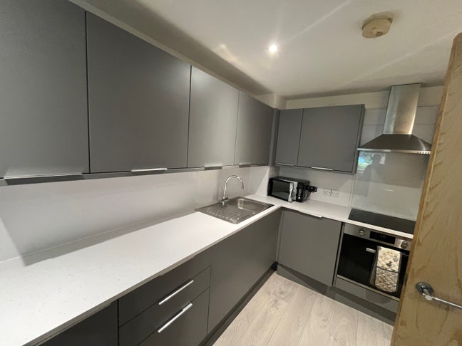 Room Available in Modern 3-Bed Flat Main Photo