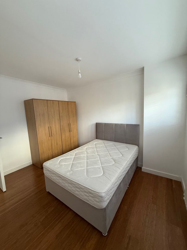 Cosy En Suite Double Bedroom with Balcony Main Photo