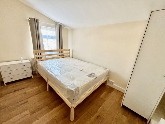 Double bedroom available in house share Main Photo